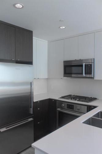 114-305 18 Avenue Sw, Calgary, AB - Indoor Photo Showing Kitchen With Double Sink