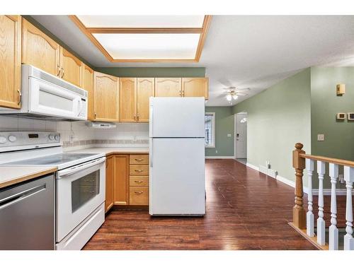 6 Strathmore Lakes Bay, Strathmore, AB - Indoor Photo Showing Kitchen