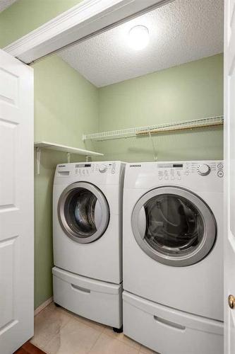 6 Strathmore Lakes Bay, Strathmore, AB - Indoor Photo Showing Laundry Room