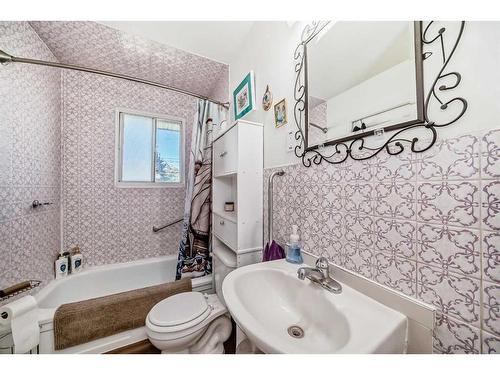 1501 39 Street Se, Calgary, AB - Indoor Photo Showing Bathroom