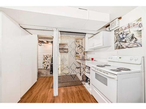 1501 39 Street Se, Calgary, AB - Indoor Photo Showing Kitchen