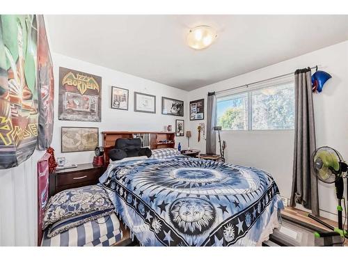 1501 39 Street Se, Calgary, AB - Indoor Photo Showing Bedroom