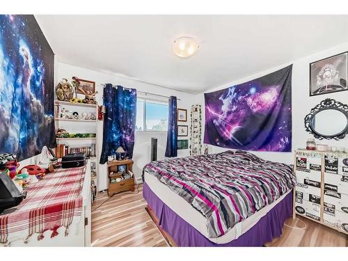 1501 39 Street Se, Calgary, AB - Indoor Photo Showing Bedroom