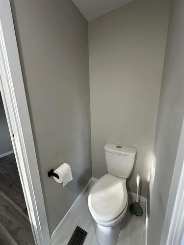 408 3Rd Avenue Sw, Sundre, AB - Indoor Photo Showing Bathroom