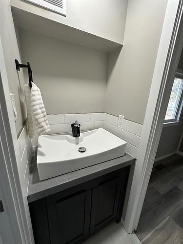 408 3Rd Avenue Sw, Sundre, AB - Indoor Photo Showing Bathroom