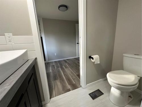 408 3Rd Avenue Sw, Sundre, AB - Indoor Photo Showing Bathroom