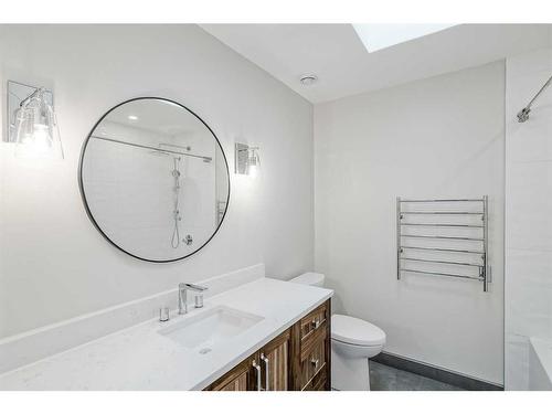 2015 Palisprior Road Sw, Calgary, AB - Indoor Photo Showing Bathroom