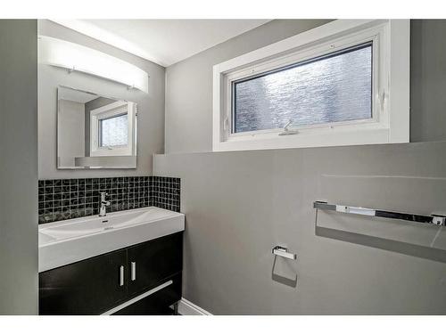 2015 Palisprior Road Sw, Calgary, AB - Indoor Photo Showing Bathroom