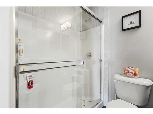 315-10 Mahogany Mews Se, Calgary, AB - Indoor Photo Showing Bathroom