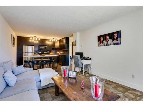 408-812 14 Avenue Sw, Calgary, AB - Indoor Photo Showing Living Room