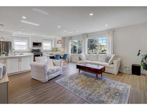 123 Huntchester Crescent Ne, Calgary, AB - Indoor Photo Showing Living Room