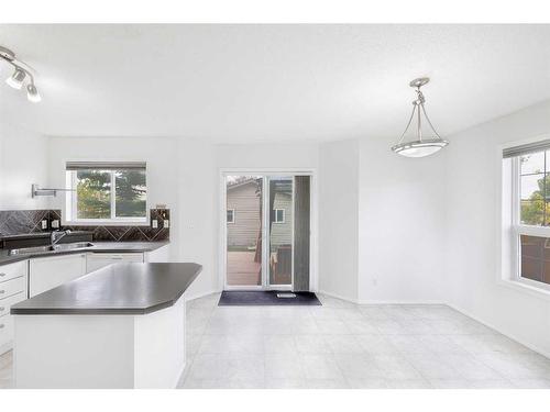 69 Citadel Mesa Close Nw, Calgary, AB - Indoor Photo Showing Kitchen