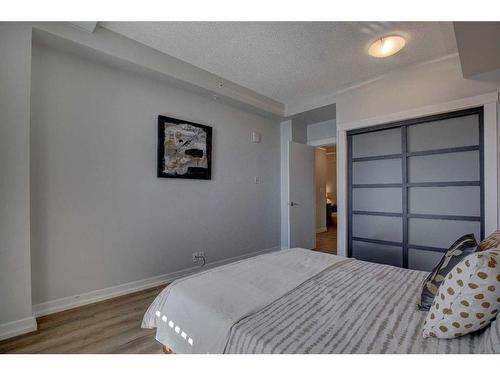 1804-8710 Horton Road Sw, Calgary, AB - Indoor Photo Showing Bedroom