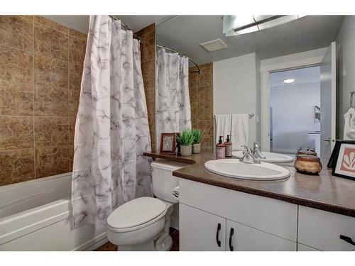 1804-8710 Horton Road Sw, Calgary, AB - Indoor Photo Showing Bathroom