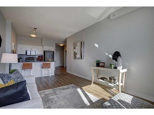 1804-8710 Horton Road Sw, Calgary, AB - Indoor Photo Showing Living Room