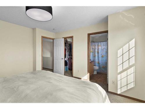 426 Tuscany Ridge Heights Nw, Calgary, AB - Indoor Photo Showing Bedroom