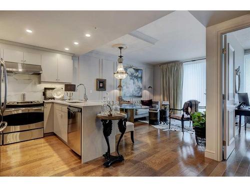 606-817 15 Avenue Sw, Calgary, AB - Indoor Photo Showing Kitchen