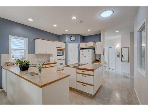 12 Brightondale Crescent Se, Calgary, AB - Indoor Photo Showing Kitchen