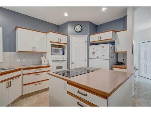 12 Brightondale Crescent Se, Calgary, AB - Indoor Photo Showing Kitchen