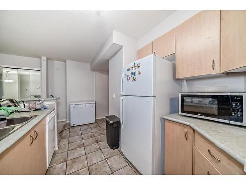 906-1121 6 Avenue Sw, Calgary, AB - Indoor Photo Showing Kitchen