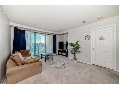 906-1121 6 Avenue Sw, Calgary, AB - Indoor Photo Showing Living Room