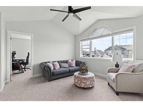 357 Bayside Crescent Sw, Airdrie, AB - Indoor Photo Showing Living Room