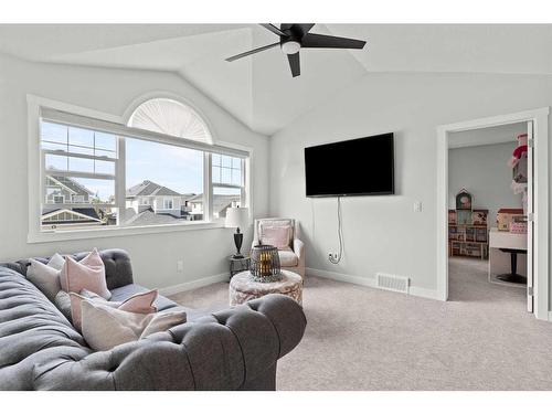 357 Bayside Crescent Sw, Airdrie, AB - Indoor Photo Showing Living Room