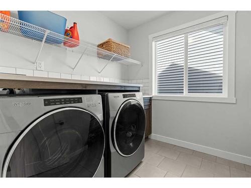 357 Bayside Crescent Sw, Airdrie, AB - Indoor Photo Showing Laundry Room