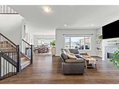 357 Bayside Crescent Sw, Airdrie, AB - Indoor Photo Showing Living Room