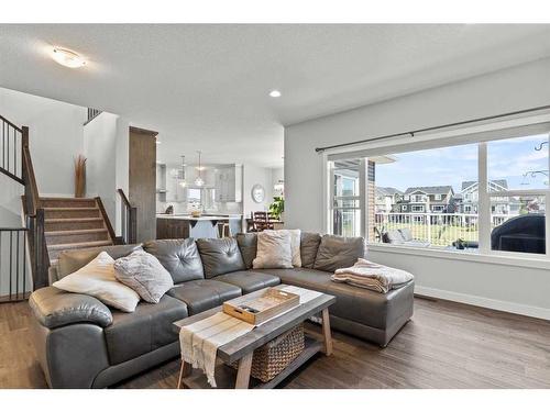 357 Bayside Crescent Sw, Airdrie, AB - Indoor Photo Showing Living Room