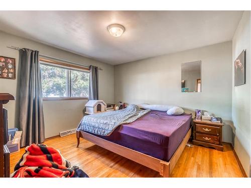 26 Butte Place Nw, Calgary, AB - Indoor Photo Showing Bedroom