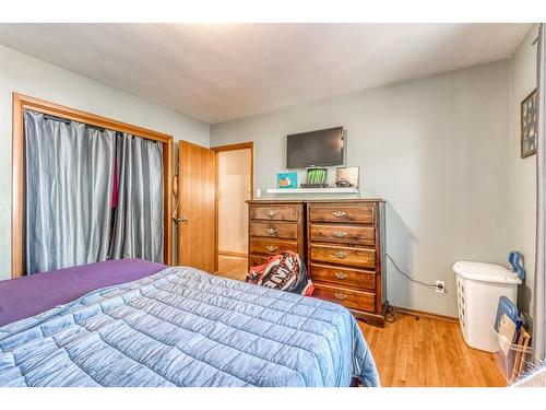 26 Butte Place Nw, Calgary, AB - Indoor Photo Showing Bedroom