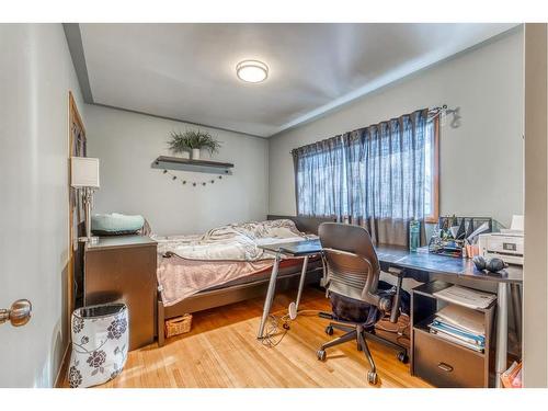 26 Butte Place Nw, Calgary, AB - Indoor Photo Showing Bedroom