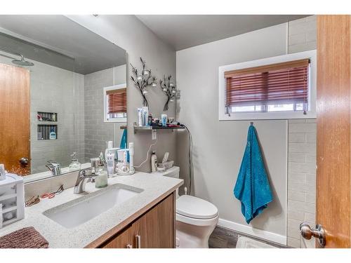 26 Butte Place Nw, Calgary, AB - Indoor Photo Showing Bathroom