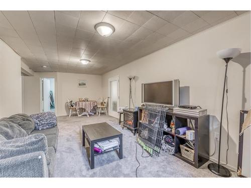 26 Butte Place Nw, Calgary, AB - Indoor Photo Showing Living Room