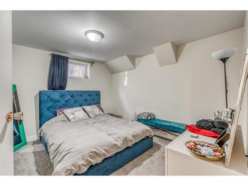 26 Butte Place Nw, Calgary, AB - Indoor Photo Showing Bedroom