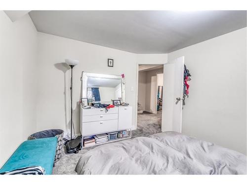 26 Butte Place Nw, Calgary, AB - Indoor Photo Showing Bedroom