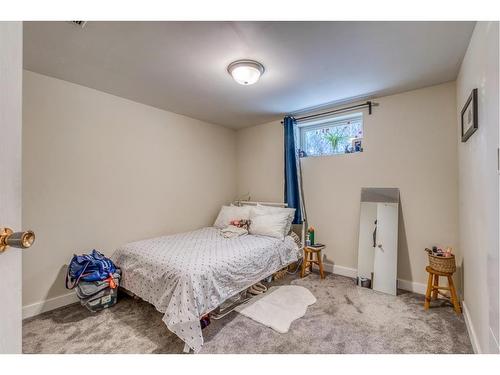 26 Butte Place Nw, Calgary, AB - Indoor Photo Showing Bedroom