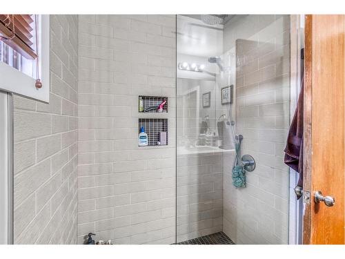 26 Butte Place Nw, Calgary, AB - Indoor Photo Showing Bathroom