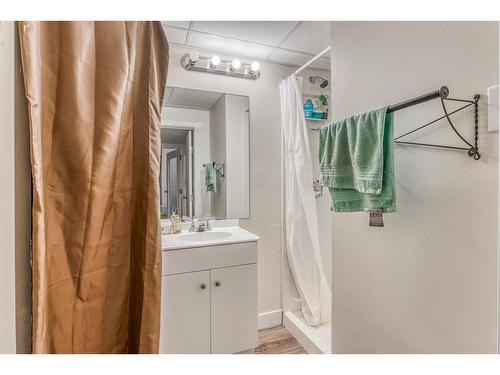 26 Butte Place Nw, Calgary, AB - Indoor Photo Showing Bathroom