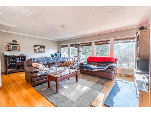 26 Butte Place Nw, Calgary, AB - Indoor Photo Showing Living Room