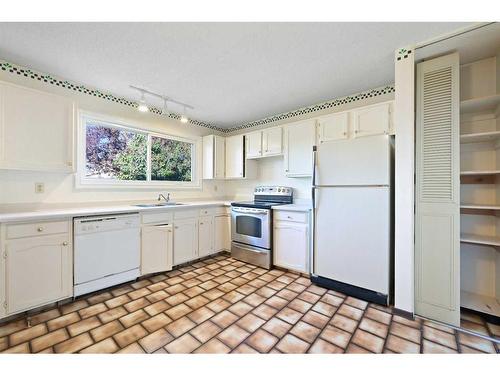 163 Woodglen Close Sw, Calgary, AB - Indoor Photo Showing Kitchen