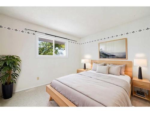 163 Woodglen Close Sw, Calgary, AB - Indoor Photo Showing Bedroom