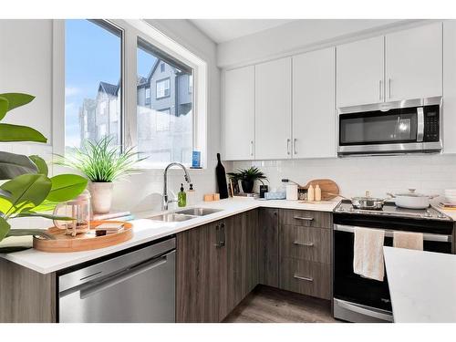 71 Evanscrest Common Nw, Calgary, AB - Indoor Photo Showing Kitchen With Double Sink With Upgraded Kitchen