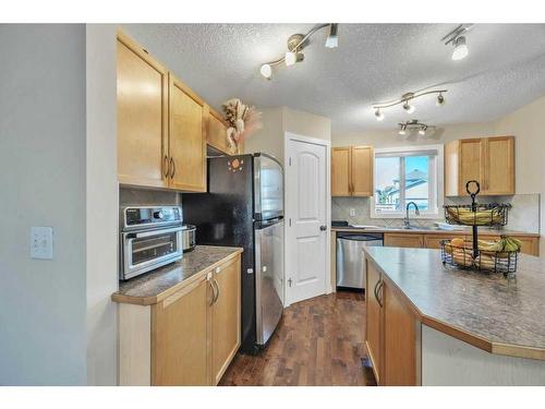 140 Saddlebrook Circle Ne, Calgary, AB - Indoor Photo Showing Kitchen