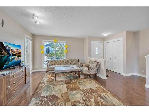 140 Saddlebrook Circle Ne, Calgary, AB - Indoor Photo Showing Living Room