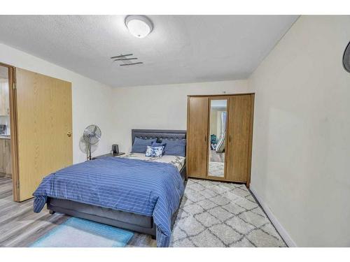 140 Saddlebrook Circle Ne, Calgary, AB - Indoor Photo Showing Bedroom