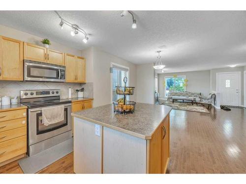 140 Saddlebrook Circle Ne, Calgary, AB - Indoor Photo Showing Kitchen