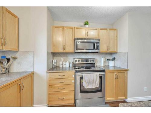 140 Saddlebrook Circle Ne, Calgary, AB - Indoor Photo Showing Kitchen