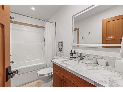 4-511 6Th Avenue, Canmore, AB - Indoor Photo Showing Bathroom